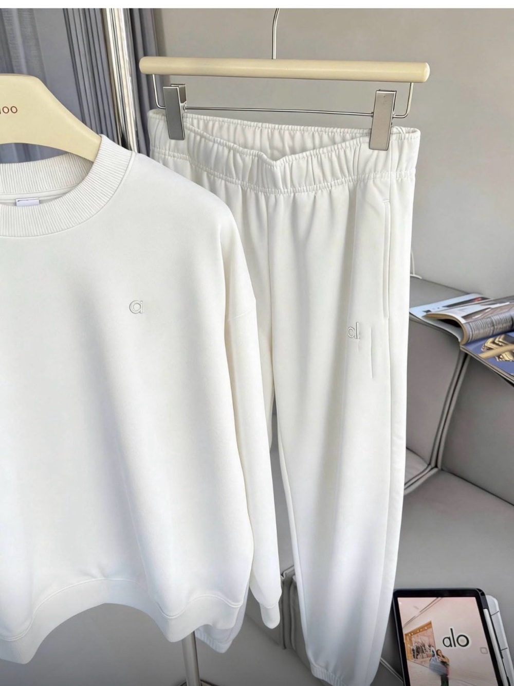 ALO Yoga Men's Off-White Sweat Joggers